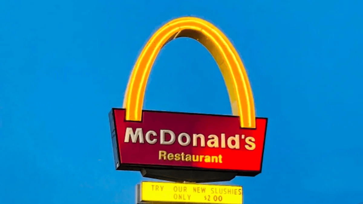 ¿Por qué algunos McDonald’s solo tienen un arco dorado?