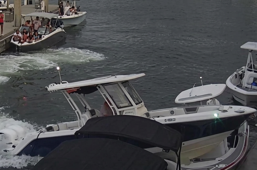 Pánico en Fort Lauderdale: bote fuera de control choca contra muelle lleno de personas