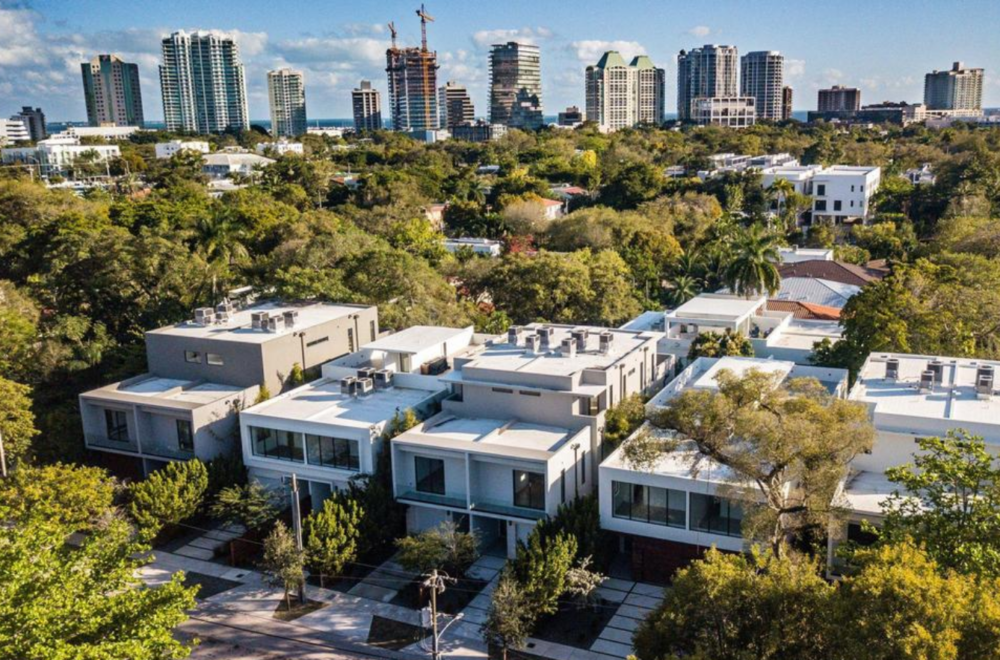 Casas “malditas” de Coconut Grove terminan en subasta tras fraude millonario