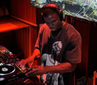 De la NFL a la música electrónica: Tyreek Hill debuta como DJ en Miami