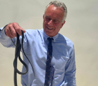 Una lo mordió: Robert F. Kennedy Jr. atrapa con sus manos dos serpientes en Florida