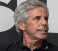 Tiene un impactante parecido con Jeffrey Epstein y quiere gobernar Palm Beach