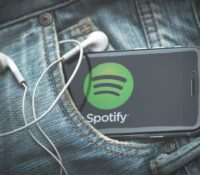 Por qué el nuevo logo de Spotify retro desató la furia de las redes sociales