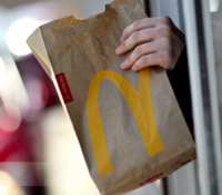 McDonald’s prueba su nueva IA bilingüe para pedidos en drive-thru