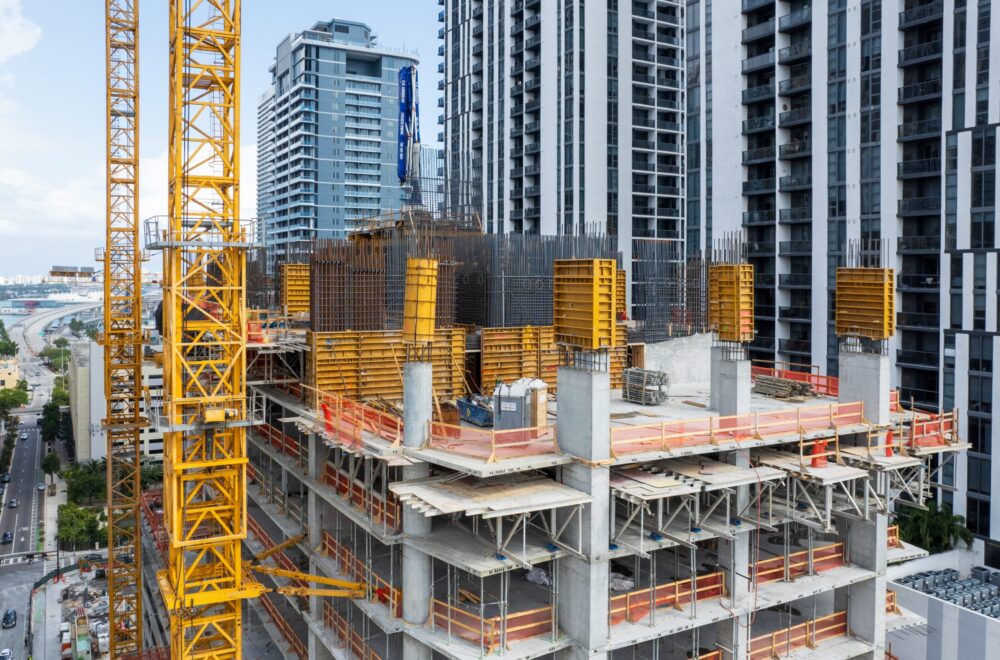 Columna se desploma en obra de Downtown Miami y deja a una trabajadora muerta