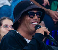 Ronaldinho debuta como cantante con un equipo de ‘cracks’ como Pitbull y Sean Paul