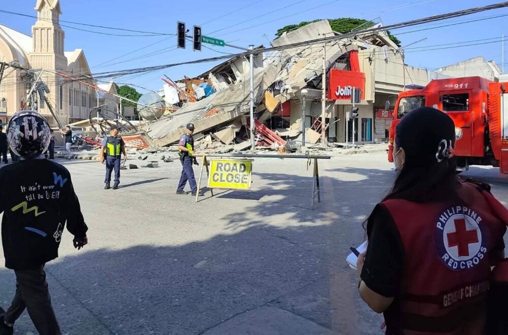 Filipinas enfrenta la devastación tras potente terremoto de 7,8