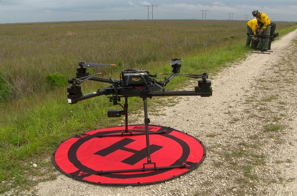Drones apagafuegos en Florida: esferas químicas frenan incendios forestales