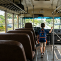 Niño de 6 años aparece deambulando tras ser olvidado en autobús escolar