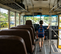 Niño de 6 años aparece deambulando tras ser olvidado en autobús escolar