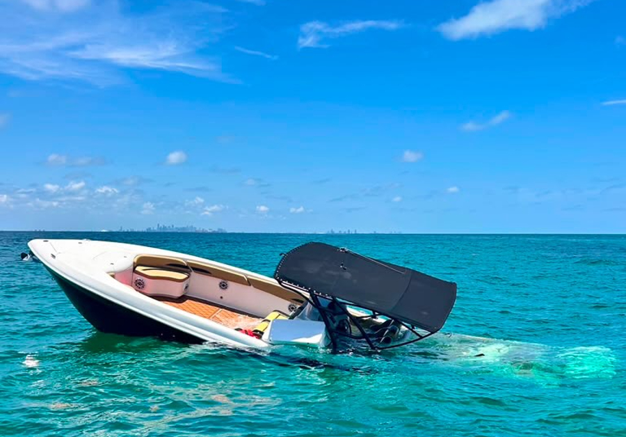 Susto en alta mar: rescatan a 4 náufragos de bote inundado cerca de Key Biscayne