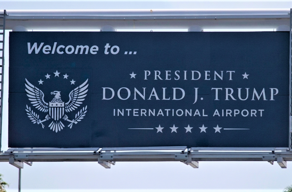 Trump promete renovación “espectacular” para aeropuerto con su nombre