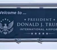 Trump promete renovación “espectacular” para aeropuerto con su nombre