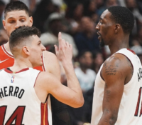Tensión en la NBA: Adebayo golpea a excompañero del Miami Heat Tyler Herro