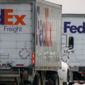 Cae cómplice de robar productos Apple de un camión de FedEx en Medley