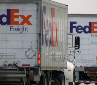Cae cómplice de robar productos Apple de un camión de FedEx en Medley