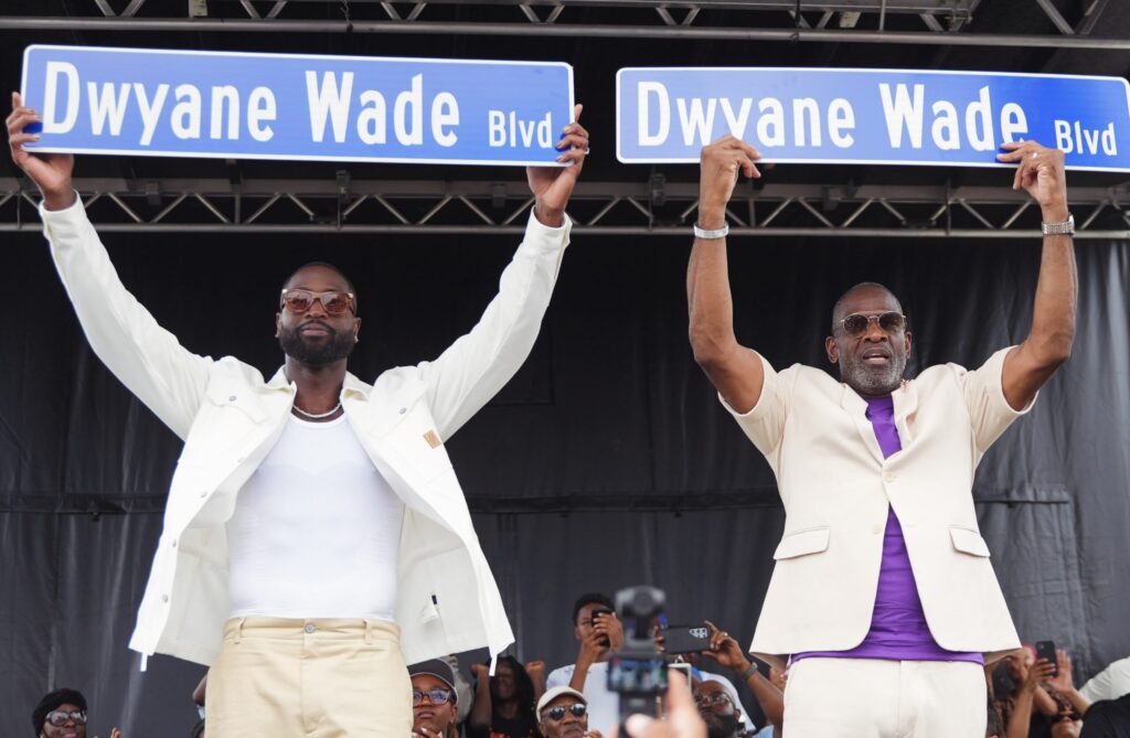 Dwyane Wade y su padre levantan el cartel de la nueva calle con su nombre en Illinois