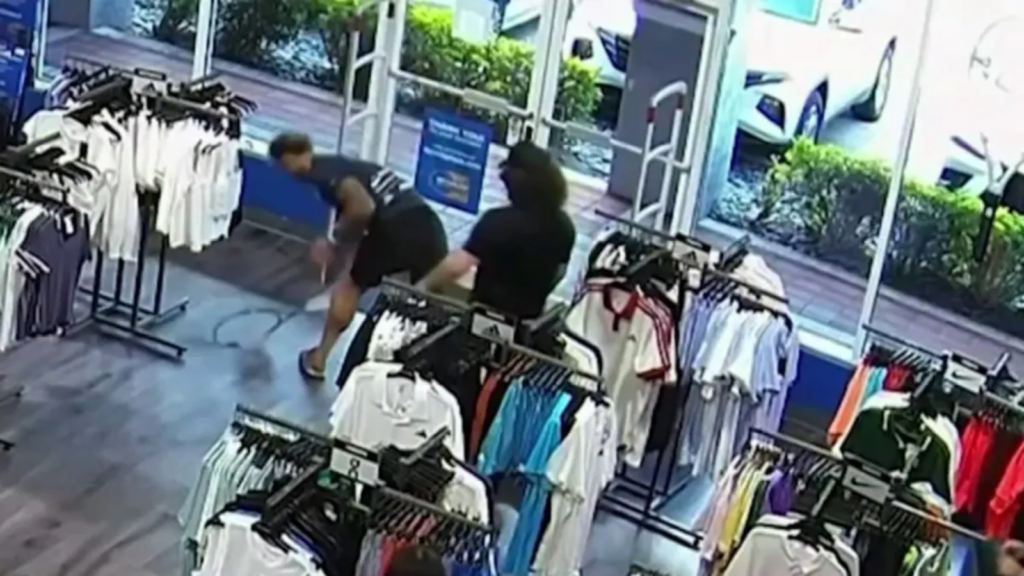 Extenista Nicolas Xiviller atacando tienda en Doral