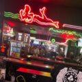 Icónico bar de Miami Beach cumple 100 años y lo celebrará con una gran fiesta callejera