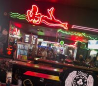 Icónico bar de Miami Beach cumple 100 años y lo celebrará con una gran fiesta callejera