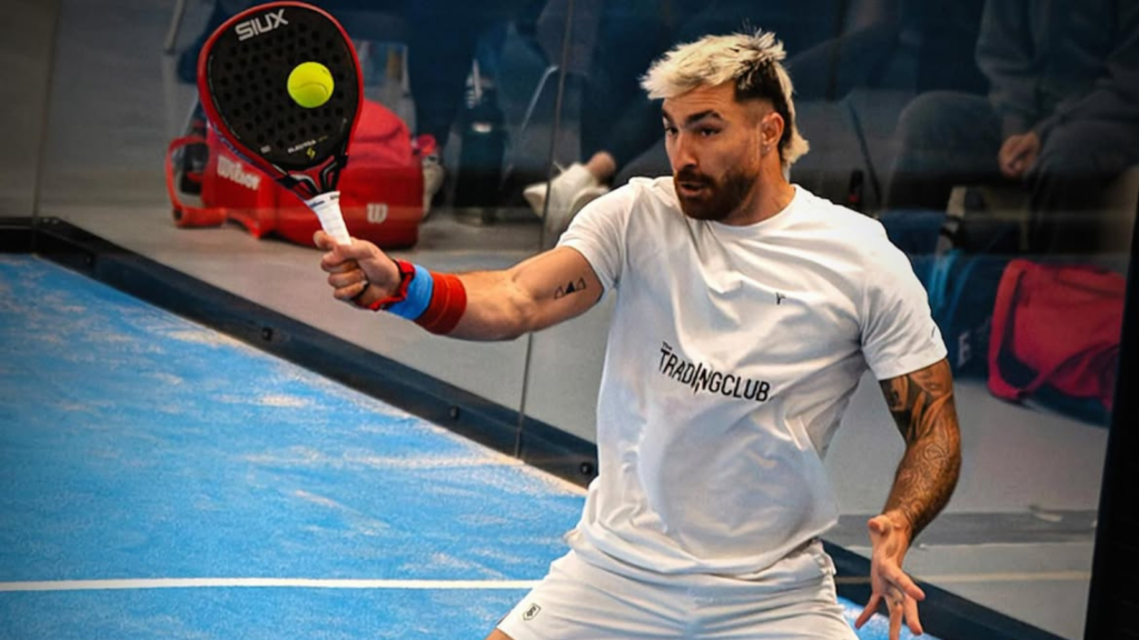 Extenista Nicolas Xiviller jugando pádel