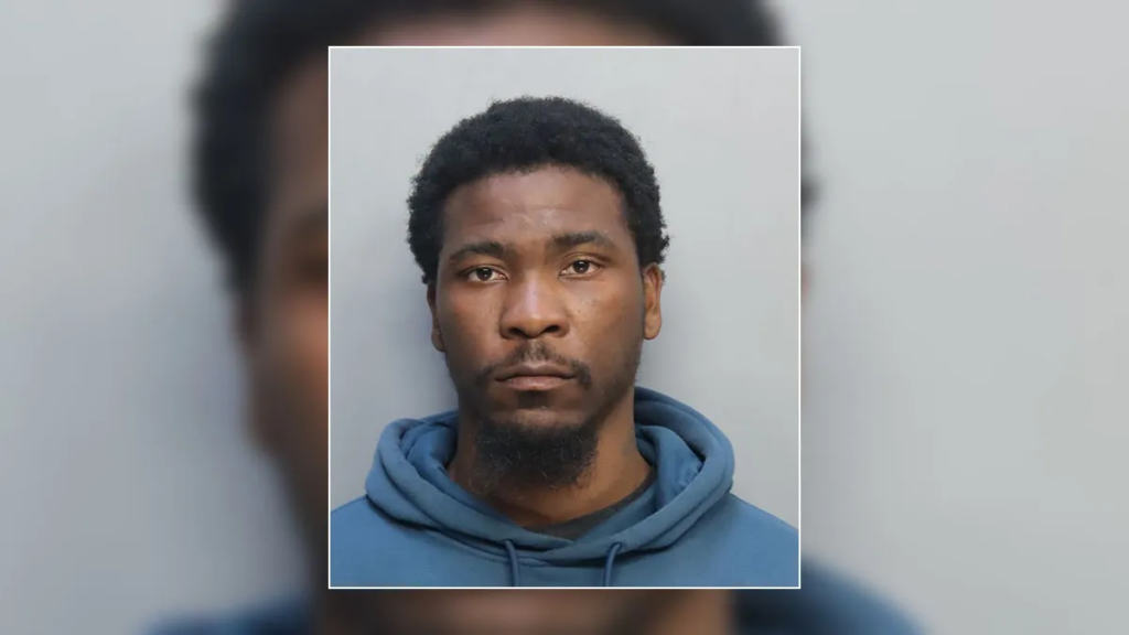 hombre grababa a mujeres en Miami-Dade College