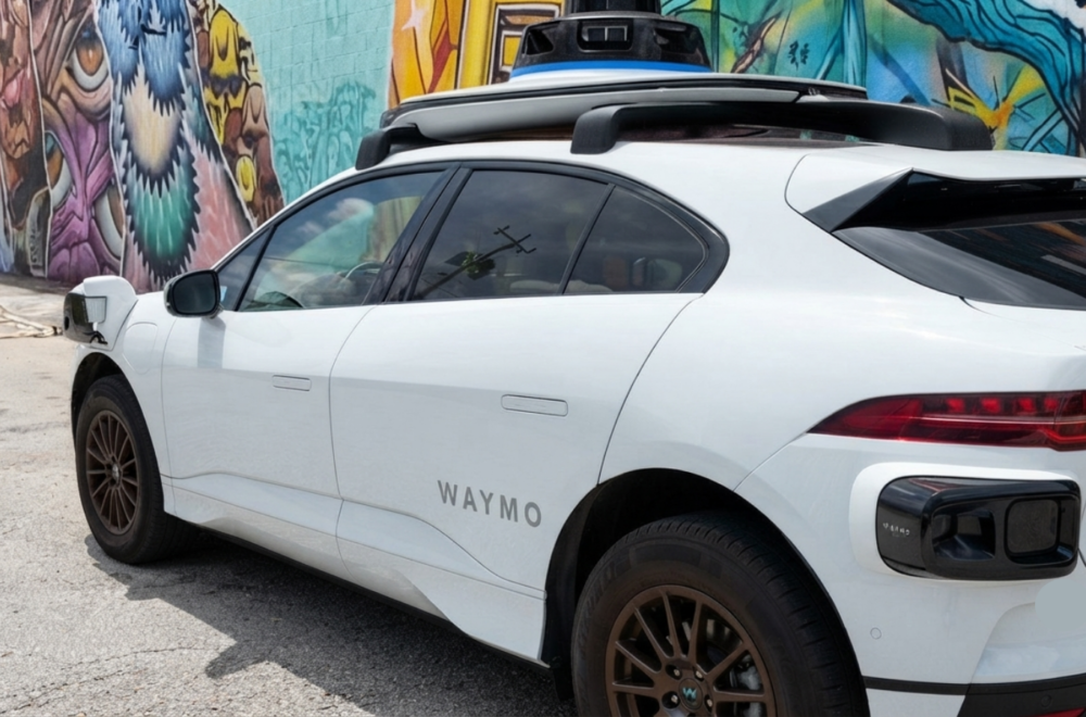 Un Waymo terminó como vehículo de escape tras robo de una cámara en Downtown Miami