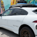 Un Waymo terminó como vehículo de escape tras robo de una cámara en Downtown Miami