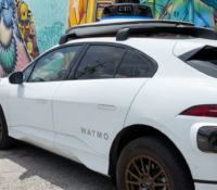 Un Waymo terminó como vehículo de escape tras robo de una cámara en Downtown Miami