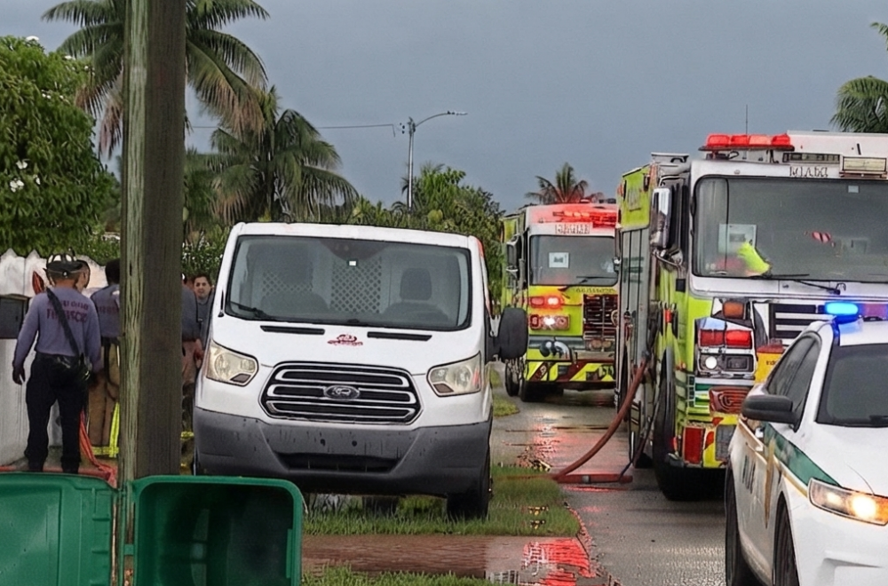 Rescate contra reloj en Kendall: bomberos sacan a decenas de perros de una casa en llamas