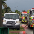Rescate contra reloj en Kendall: bomberos sacan a decenas de perros de una casa en llamas