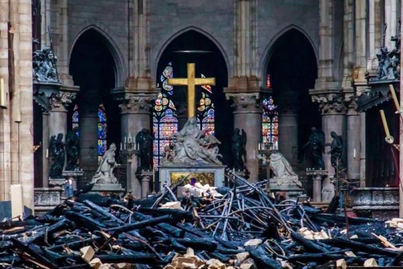 La cruz y el altar de Notre Dame generan ‘candente’ debate en Internet