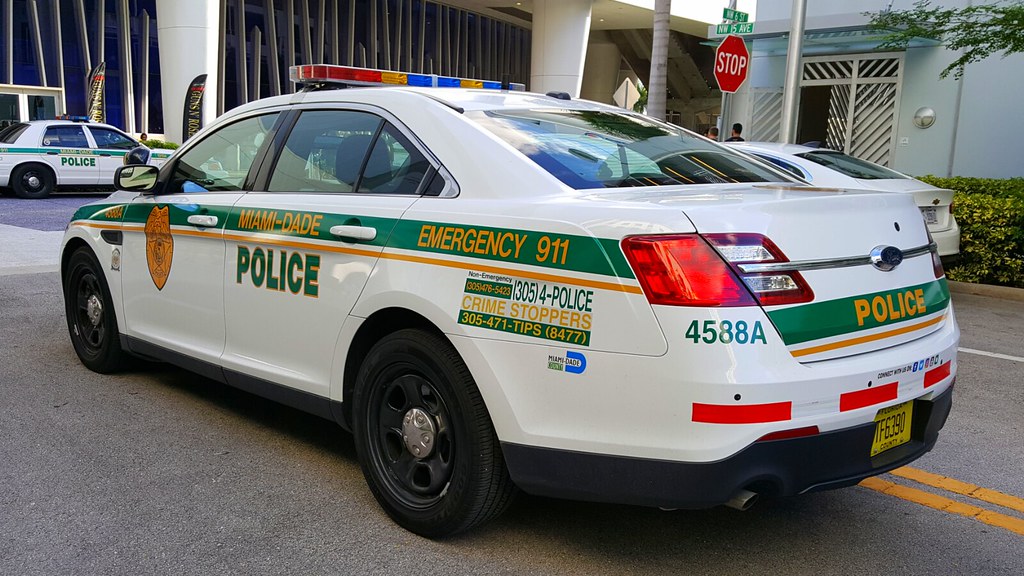 Policía de Miami fuera del servicio le dispara al nuevo novio de su ex novia