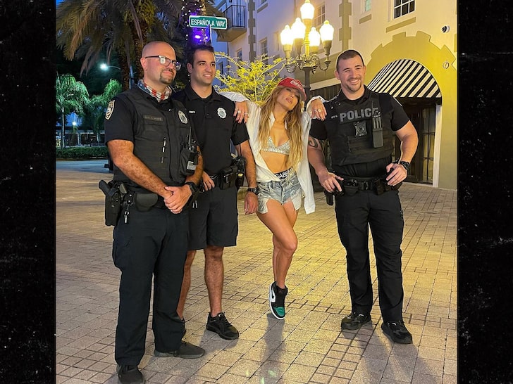 Jennifer López posa con la policía de Miami Beach durante la filmación de un video musical