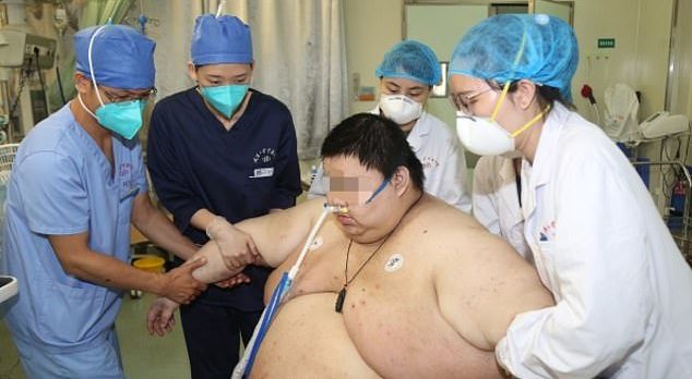 Hombre engordó más de 100 kg durante la cuarentena