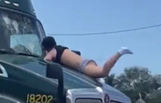 ¡Solo en Florida! El vídeo viral de un hombre subido al capó de un camión que conduce a toda velocidad