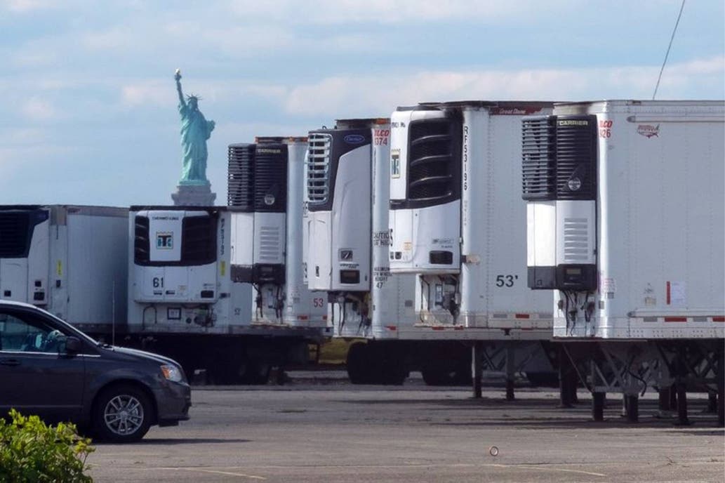 Nueva York: encuentran cientos de muertos por COVID-19 aun almacenados en camiones frigoríficos