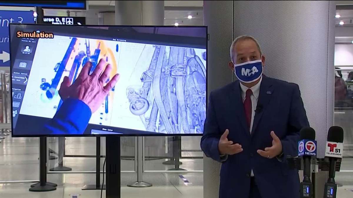 Aeropuerto de Miami estrena nuevo escáner que evita tener que abrir o tocar el equipaje