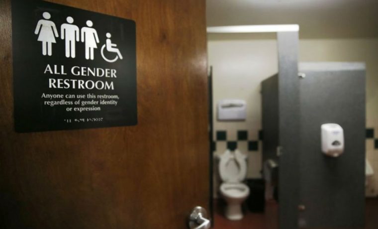 Senadores de California propusieron crear baños de género neutro en escuelas