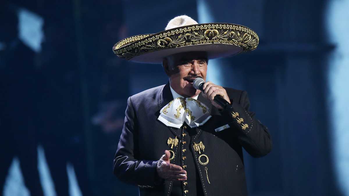 Hijo de Vicente Fernández dice que el cantante responde bien al tratamiento
