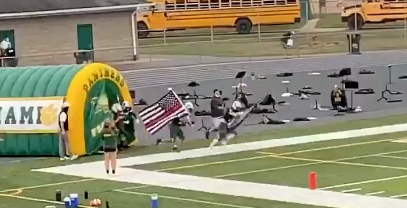 Jugadores de la secundaria de Ohio fueron suspendidos por usar banderas de colores en un partido de football