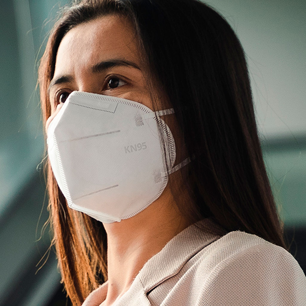 El uso de mascarillas FFP2 o KN95 son claves para evitar el contagio en el día a día en el transporte público