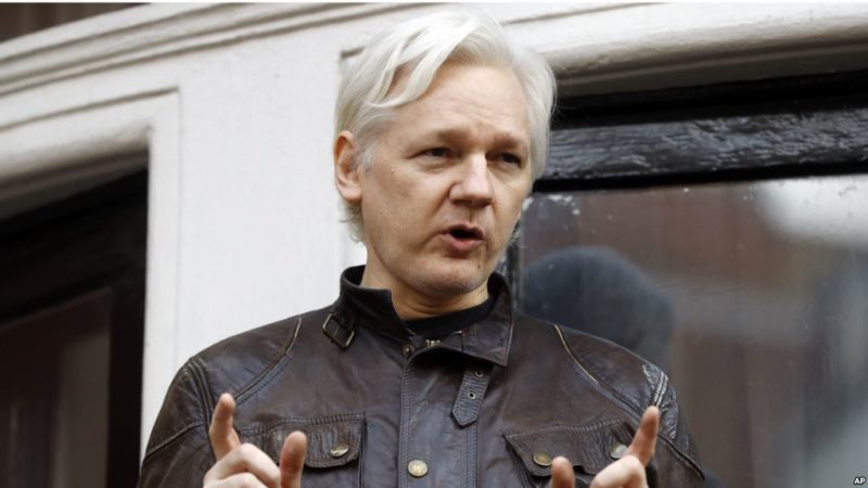 Julian Assange recibió sentencia de cárcel tras no cumplir con las condiciones de su fianza