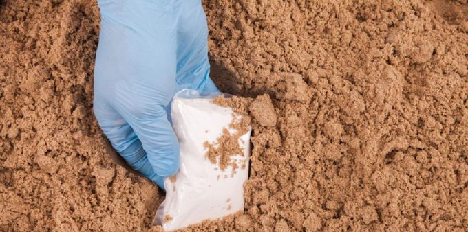 Cierran playas en Francia tras marea blanca proveniente de mil kilos de cocaína