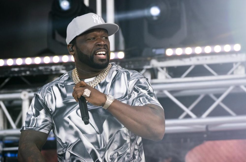 50 Cent lanza micrófono a una fan y la deja gravemente herida