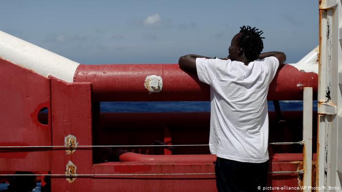 Barco con 180 migrantes se declara en estado de emergencia