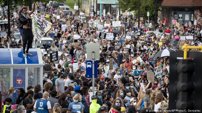 Miles de personas protestan por la muerte de un afroamericano a manos de policías en EEUU