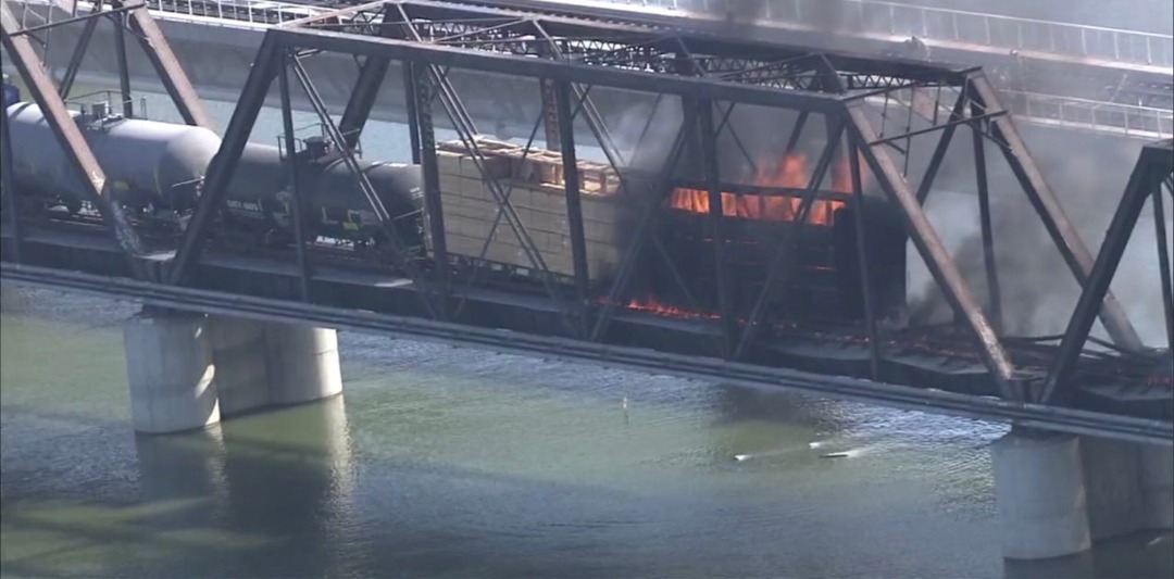Tren en Arizona se descarriló y provocó un incendio en un puente +Fotos y vídeo