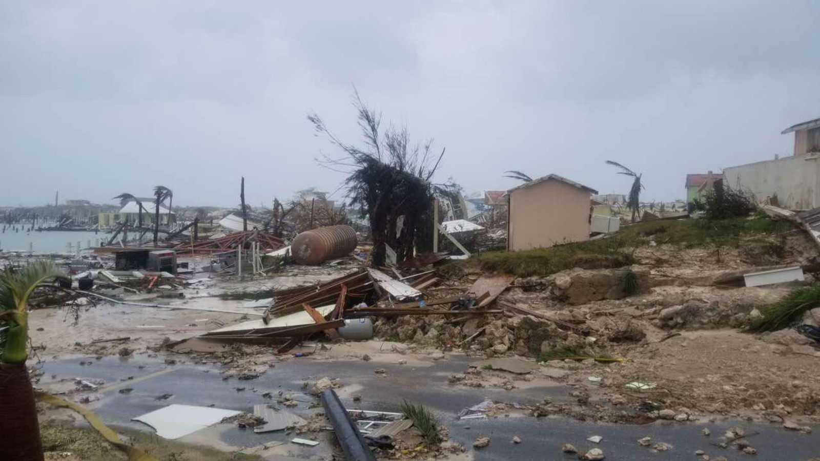 En Bahamas “ya se siente el olor a muerte” que dejó el huracán Dorian