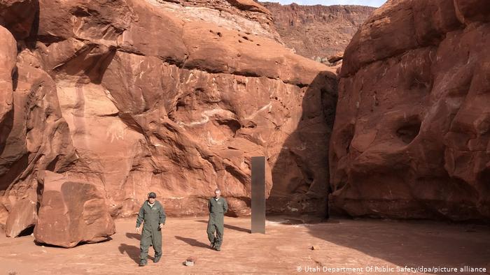 Encuentran un “extraño” monolito de metal en medio del desierto de Utah
